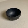 Petit bol noir en grès pour une table sobre et élégante chez pH7