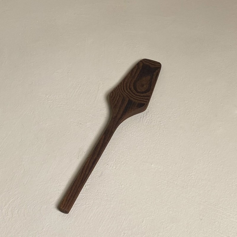 Petite spatule en bois de frêne brûlé - 31x6xH1,5cm