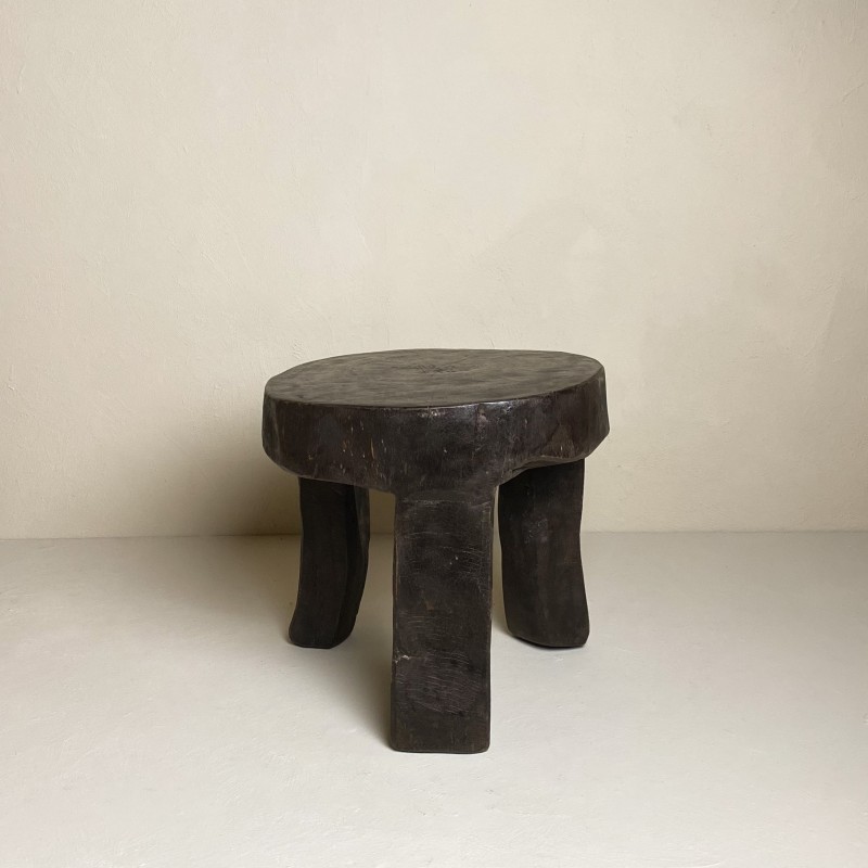 Petite table en bois vintage: l'artisanat Naga chez pH7