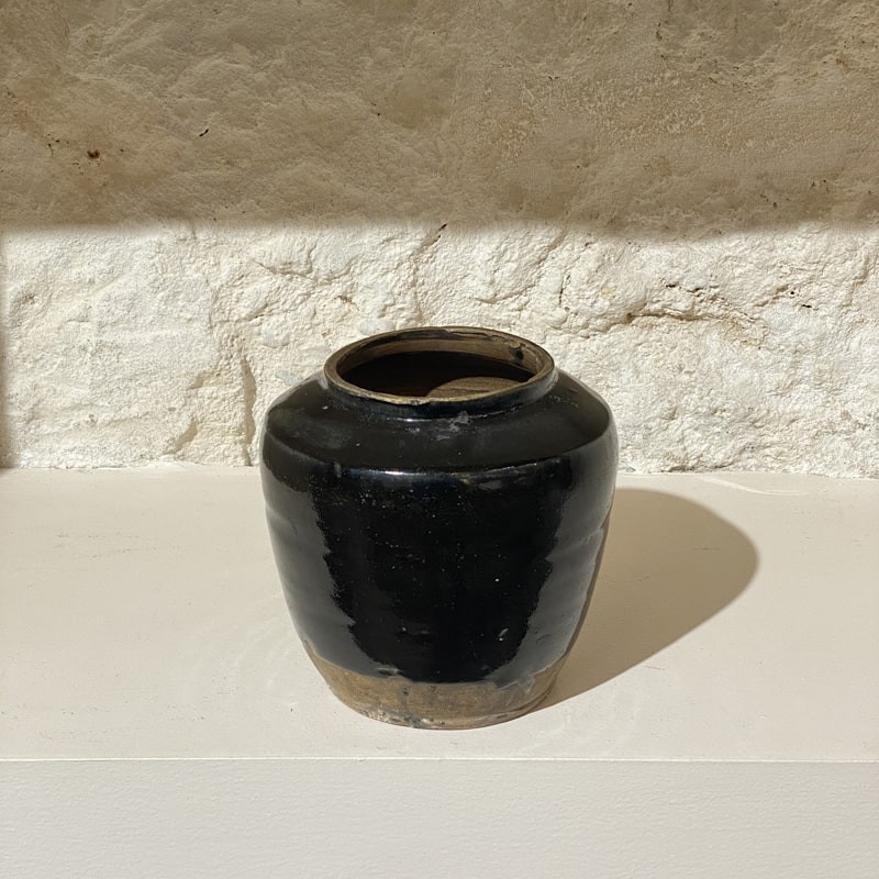 Jarre céramique noire ancienne pour une décoration authentique - pH7