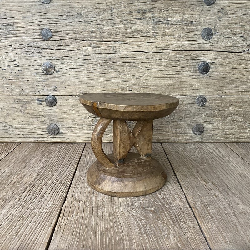 Tabouret en bois africain vintage - pH7 Bordeaux Tabouret en bois africain vintage - pH7 Bordeaux
